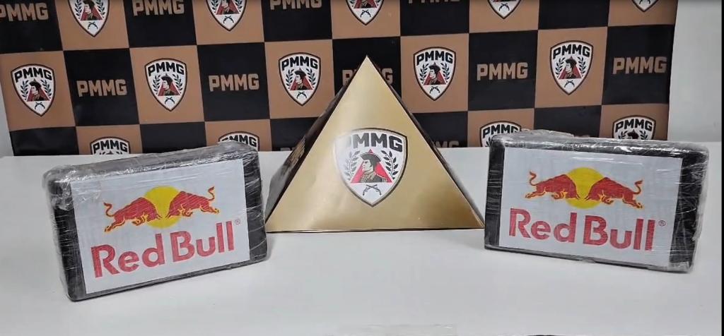 As duas barras de cocaína foram apreendidas com uma mulher, que já tem passagens pelo trágico atuando como 'mula' na operação 
