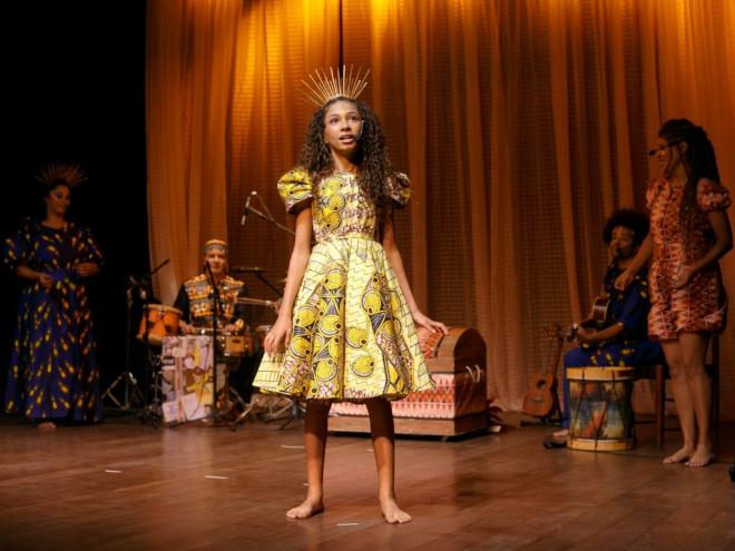 O elenco é formado integralmente por artistas negros