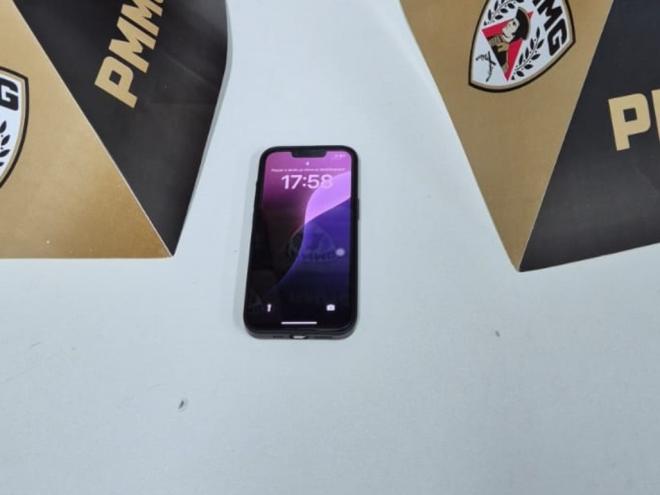 Ao verificarem a procedência do iPhone 13 policiais confirmaram que tinha registro de furto dia 22/2 em uma loja em Fabriciano.