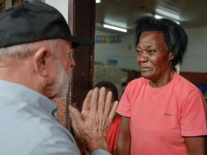 Presidente Lula da Silva visita centro de acolhimento provisório de desabrigados em Juiz de Fora 