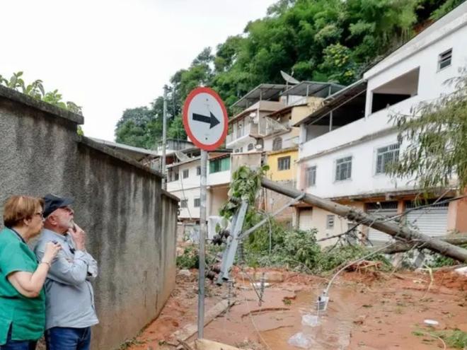 Presidente Lula visita áreas afetadas pelas chuvas em Juiz de Fora, ao lado da prefeita Margarida Salomão 