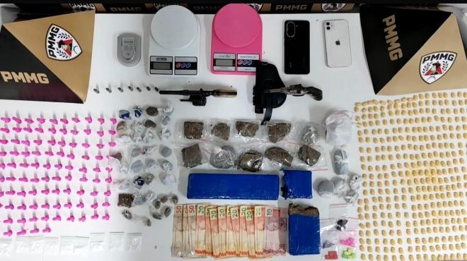 Entre os materiais recolhidos estão 95 pinos e nove papelotes de substância semelhante à cocaína, 391 comprimidos de ecstasy, porções de maconha e dois revólveres; três envolvidos foram detidos
