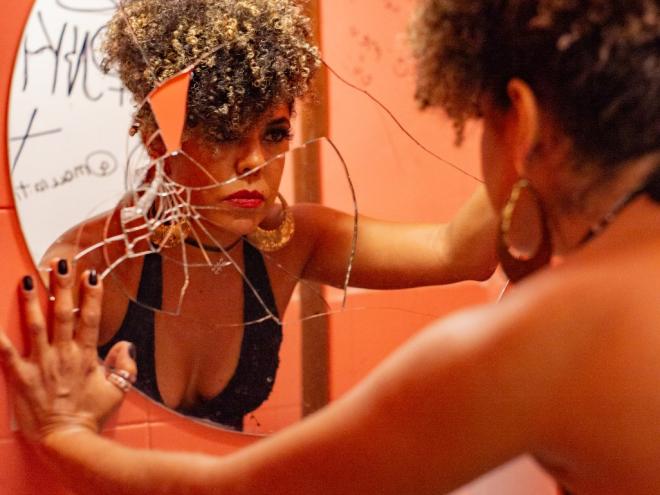 A atriz Chrika de Oliveira também interpreta cenas que habitam sonhos e delírios 