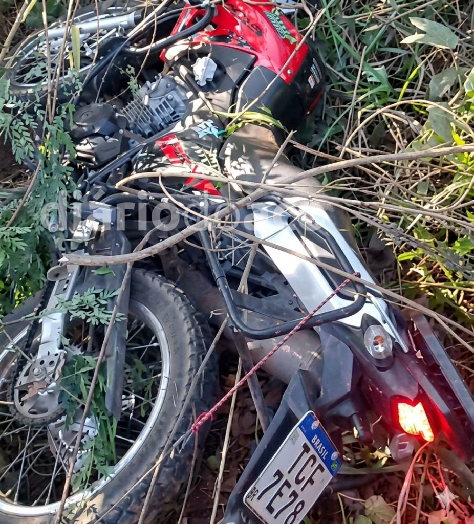 Motociclista perdeu o controle da  Crosser, saiu da pista e caiu à margem da MG-759