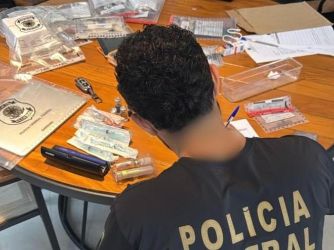 Diversos produtos e dispositivos eletrônicos foram apreendidos para serem submetidos à perícia 