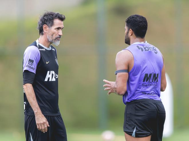 Recém-chegado ao Atlético, o técnico Eduardo Domínguez enfrenta o Cruzeiro pela primeira vez e conta com jogadores experientes para se sagrar campeão