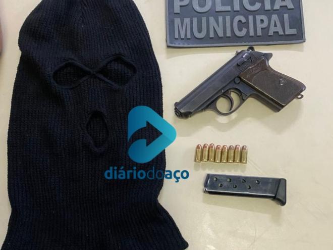 O jovem carregava uma touca do tipo balaclava, conhecida como touca ninja