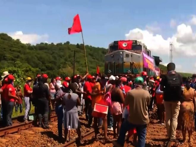 Trens de carga e de passageiros foram parados; manifestantes cobram avanços nas ações de reparação de catástrofe ambiental 