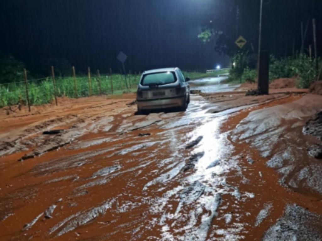 Acesso ao bairro Taúbas ficou intransitável com a chuva intensa da madrugada de quinta-feira (12)