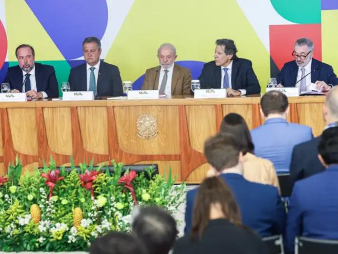 Da esquerda para direita - Os ministros de Minas e Energia, Alexandre Silveira, e da Casa Civil, Rui Costa, o Presidente da República, Luiz Inácio Lula da Silva, o ministro da Fazenda, Fernando Haddad, e o secretário-executivo do Ministério do Desenvolvimento, Indústria e Comércio Exterior, Márcio Elias Rosa durante entrevista coletiva sobre medidas para reduzir o impacto da oscilação do preço internacional do petróleo sobre o diesel no Brasil. Foto: Marcelo Camargo/Agência Brasil