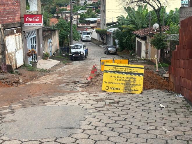 Intervenção da Copasa deixa via parcialmente interditada no bairro São Domingos
