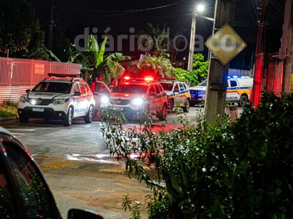 Ataque a tiros ocorreu próximo à passarela ferroviária que liga os bairros Alegre e Nova Esperança; vítimas têm entre 16 e 19 anos