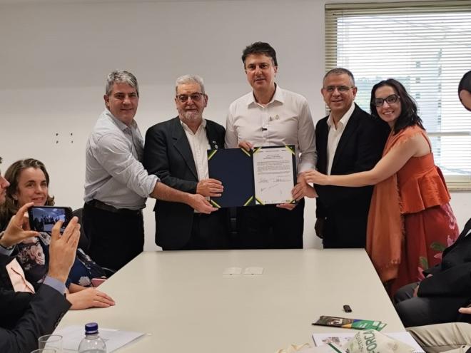 Entre os que assinaram a ordem de serviço estão o ministro da Educação Camilo Santana, o Reitor do IF Sudeste, Valdir José da Silva, e Rui Gonçalves, coordenador da implantação do campus