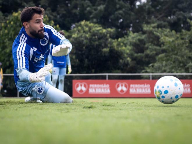 Com a lesão de Cássio, Matheus Cunha é o novo dono da meta celeste