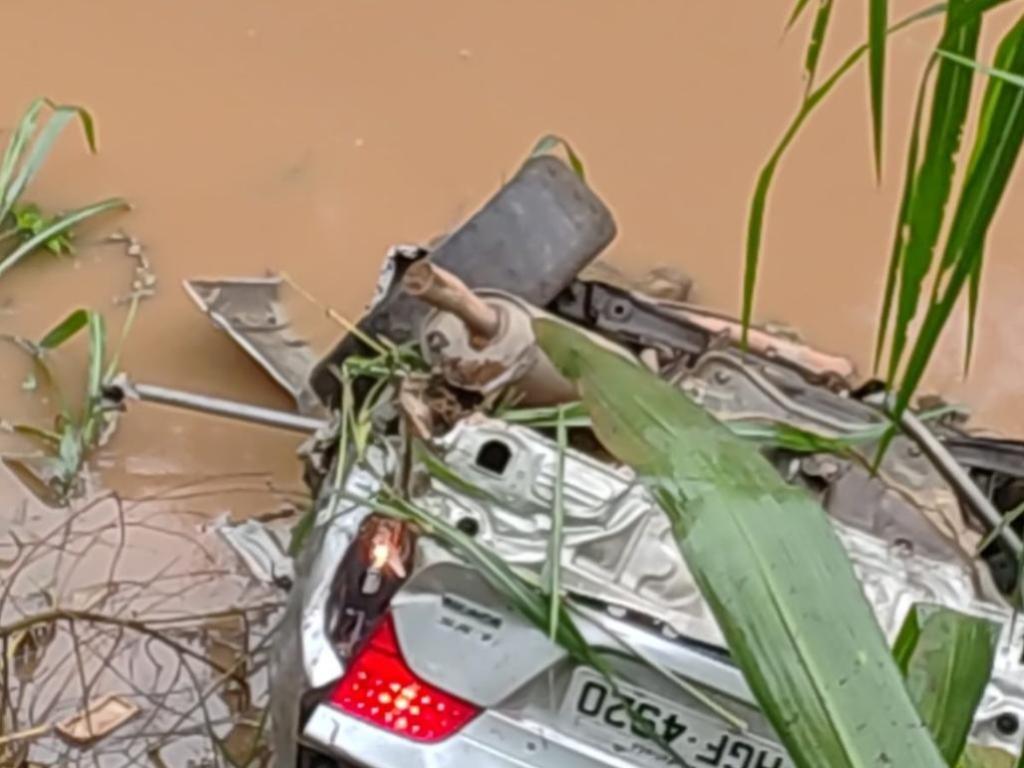Jovem de 26 anos relatou que não se recorda exatamente como conseguiu sair do carro após o acidente