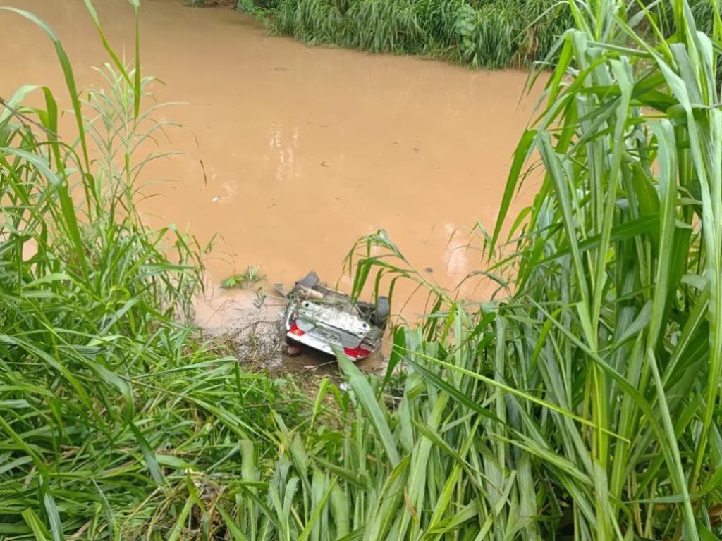 A adolescente de 15 anos afirma que desmaiou com o impacto e despertou com a água invadindo o carro, quando conseguiu sair do carro 