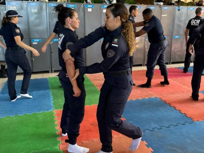 Entre os temas trabalhados nos primeiros dias estão técnicas de defesa pessoal policial, algemação e uso do bastão tonfa, conduzidos por instrutores especializados
