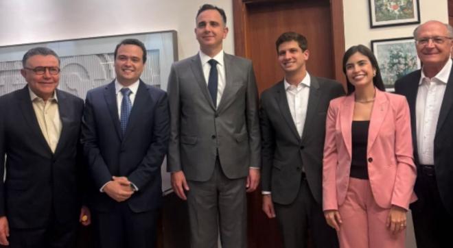 Na imagem, além de Pacheco, estão, da esquerda para a direita, Ex-presidente nacional do PSB Carlos Siqueira, os atuais dirigentes Otacílio Neto (MG) e João Campos (nacional) e a deputada federal Tábata Amaral (PSB-SP), e o vice-presidente Geraldo Alckmin (PSB)