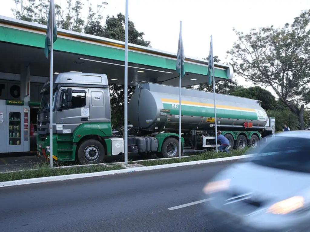 De caráter temporário e excepcional, a proposta prevê um subsídio total de R$ 1,20 por litro de diesel importado por dois meses. Foto: Marcello Casal jr/Agência Brasil
