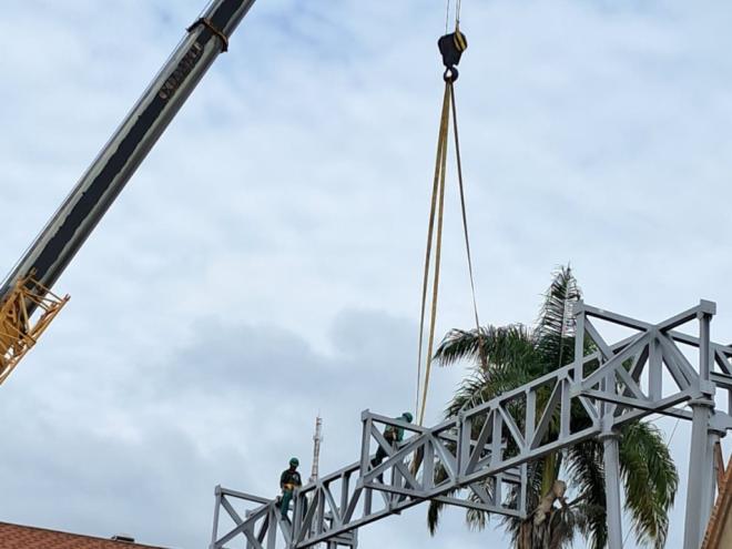Estrutura que irá sustentar a nova cobertura do templo religioso já está sendo colocada