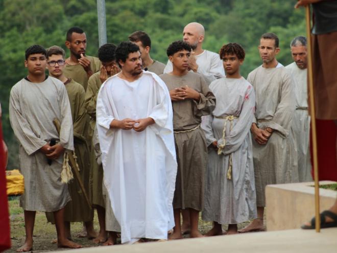 A maioria dos envolvidos integra o grupo de jovens da paróquia, responsável pela preparação e execução do evento