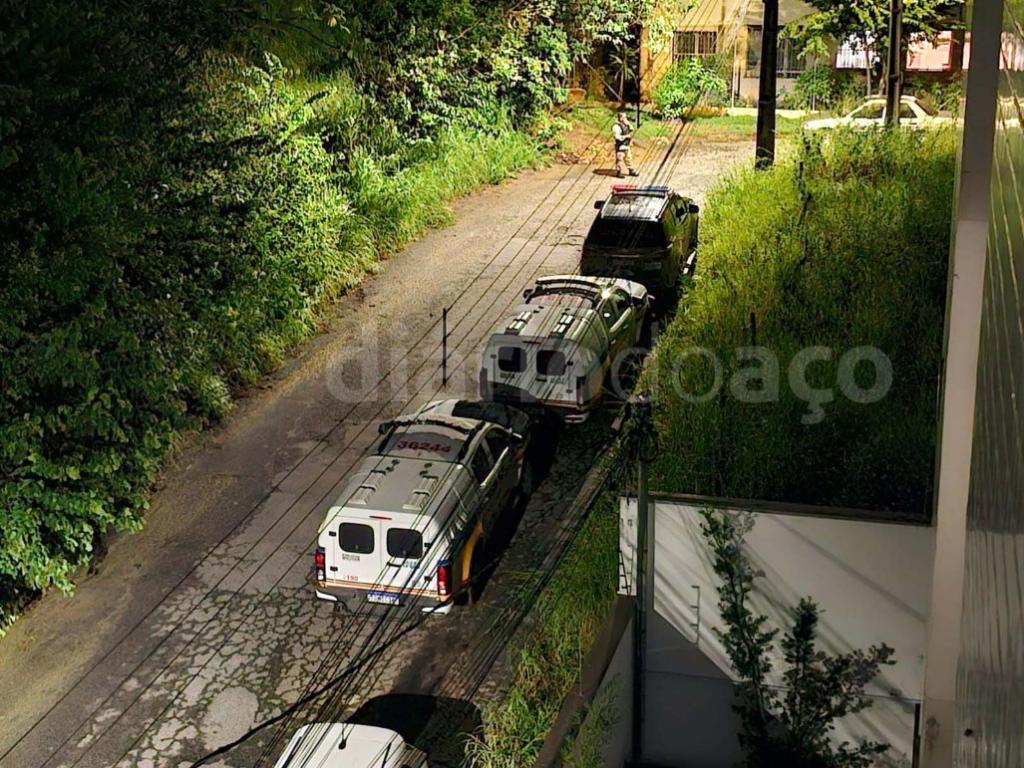 Cerco policial ao apartamento no Parque das Águas se estendeu da rua São Francisco à rua Rio Paraibuna, no fim da noite de quinta-feira; suspeito de execução foi preso; amigo que o abrigava na residência também foi conduzido 