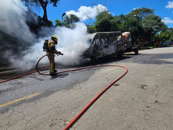 Aproximadamente 1.500 litros de água foram utilizados para a extinção das chamas
