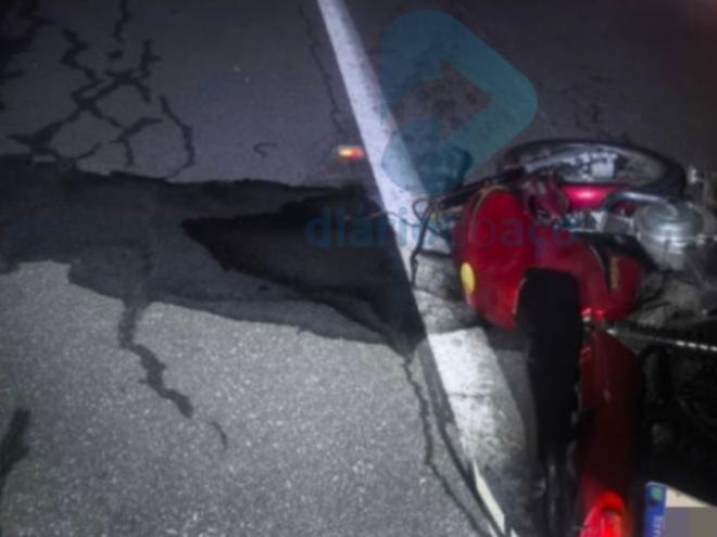 A motocicleta perdeu o guidão no impacto e foi arremessada aproximadamente 20 metros após o local da colisão