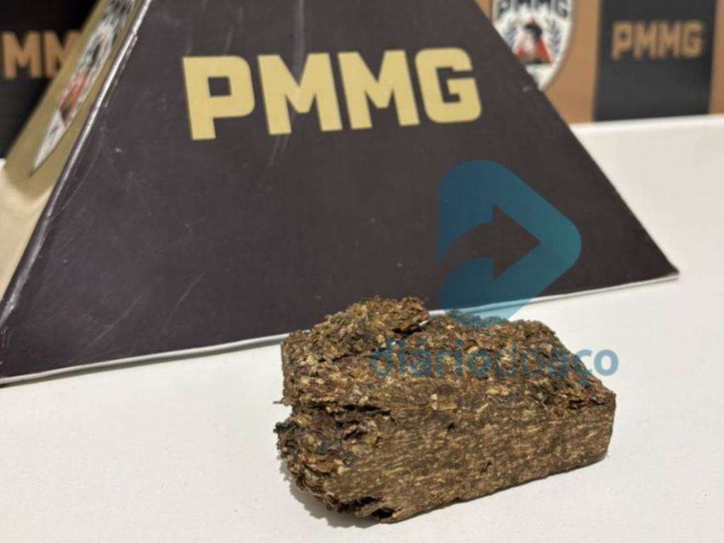 Na residência do homem foi apreendido um tablete de maconha 