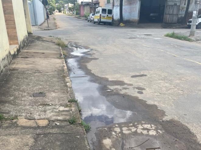 Água já chega no entroncamento entre as ruas Guarapari e Araruama