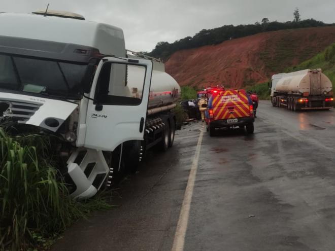 A batida envolveu um caminhão Volkswagen utilizado para transporte de combustível e um automóvel Jeep Compass