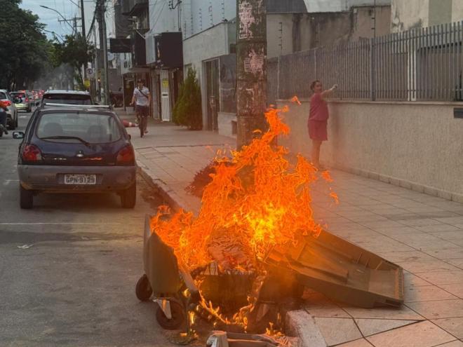 Populares correram para apagar o fogo no container, temendo que as chamas se espalhassem e atingissem carros e redes elétrica e de telecomunicações 