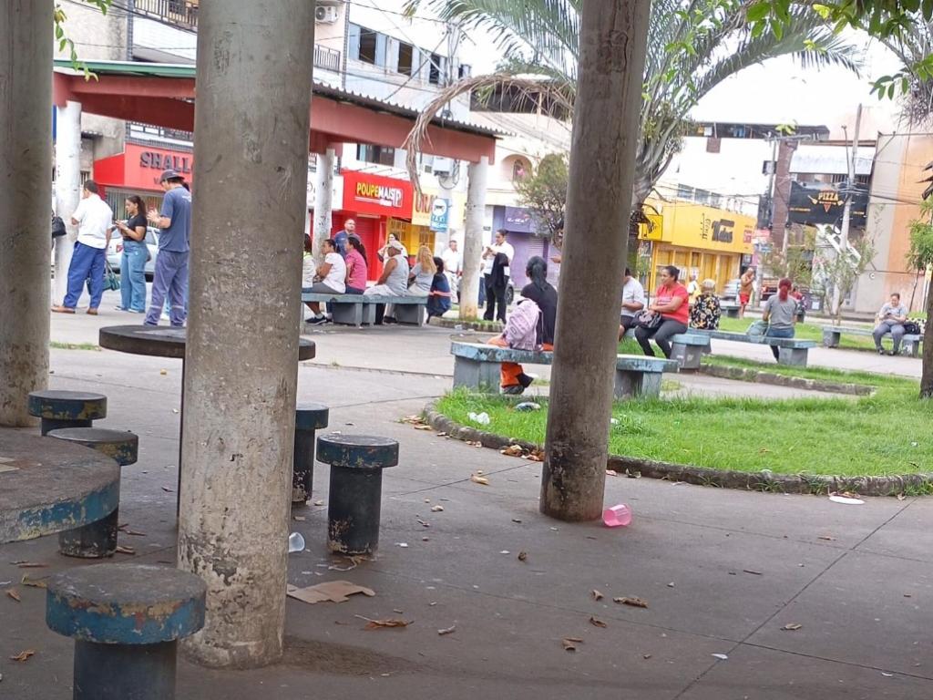 Coletivos não passaram e pontos de ônibus nos bairros ficaram lotados, no começo da manhã desta segunda-feira