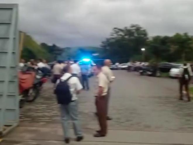 Saída da garagem da concessionária do transporte coletivo, no Distrito Industrial, em Ipatinga 