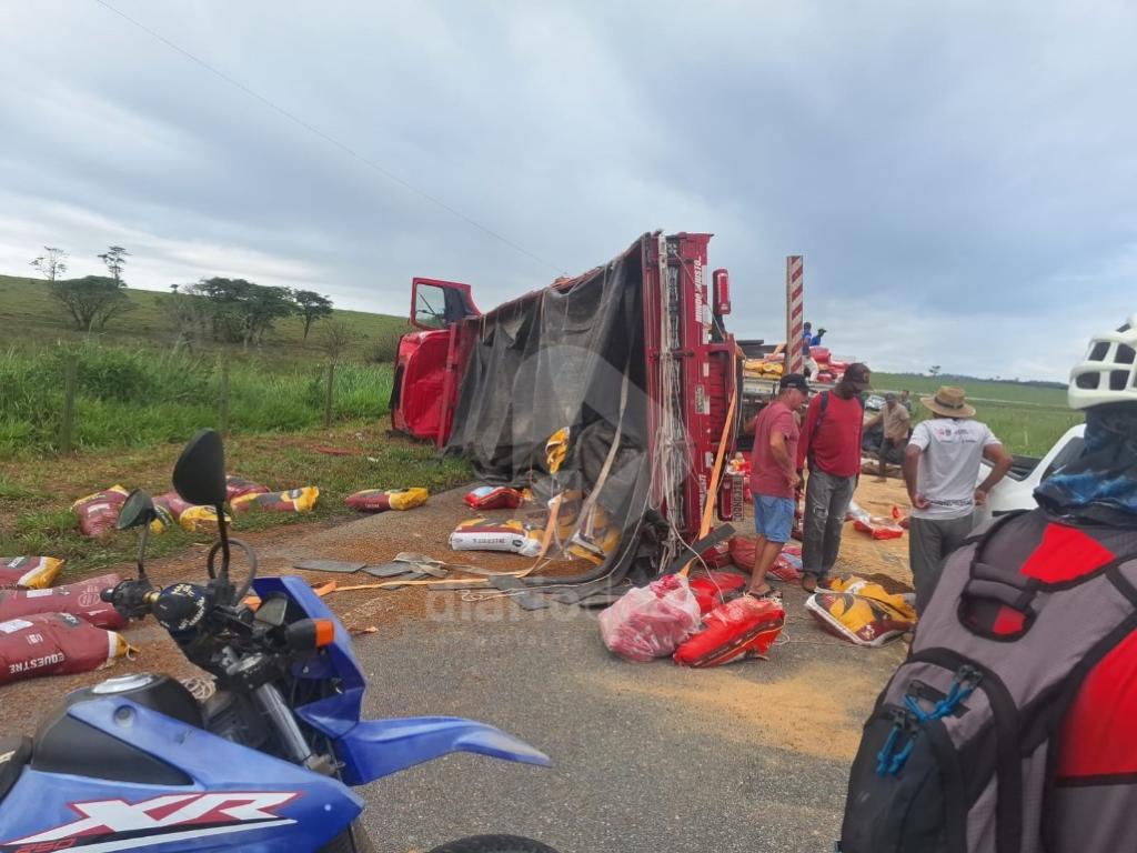 Carreta carregava ração, que ficou espalhada pela via