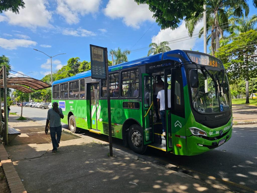 Sob ameaça de paralisação de trabalhadores, empresa paga salários, férias atrasadas e vale-refeição; sindicato afirma que outras reivindicações continuam em negociação