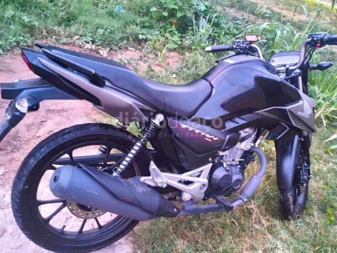 A moto foi encontrada pelos PMs por meio da localização do rastreador no veículo
