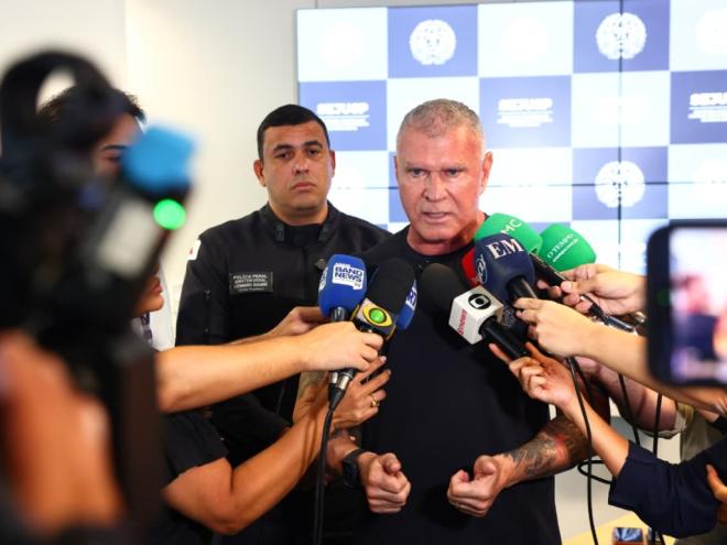 À direita, o  secretário de Estado de Justiça e Segurança Pública, Rogério Greco, e à esquerda o diretor-geral do Departamento Penitenciário de Minas Gerais (Depen-MG), Leonardo Badaró