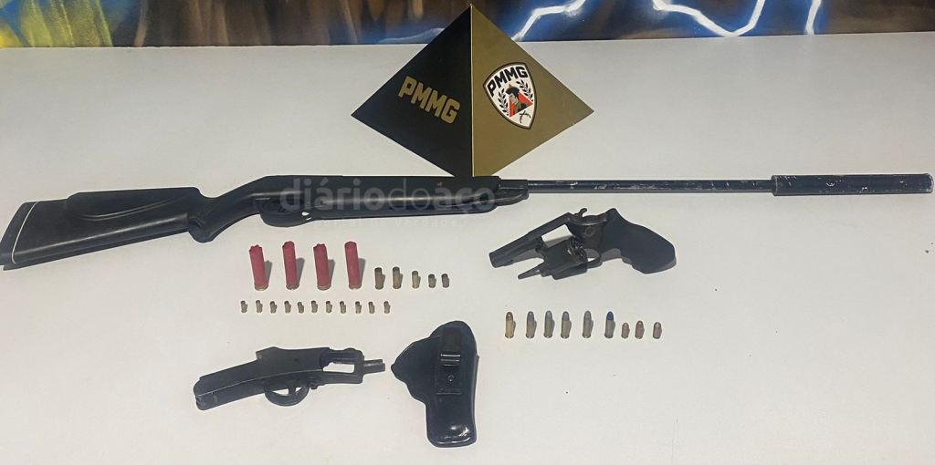 Operação da Polícia Militar começou no Centro de Ipatinga e se estendeu até Santana do Paraíso, onde foram localizados armamento e munições na casa do investigado.