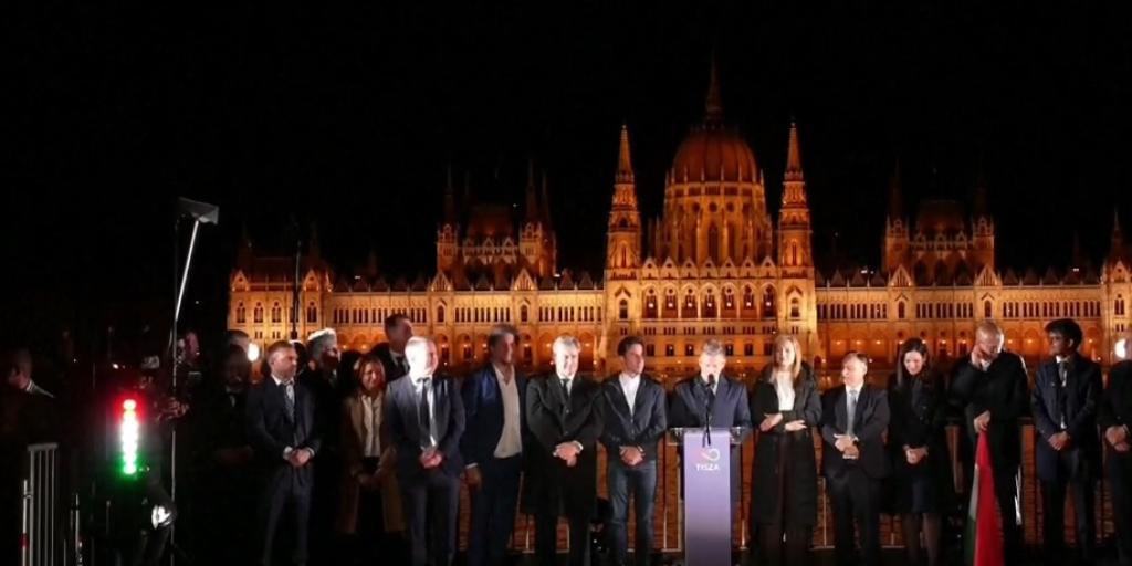 Péter Magyar discursou após a vitória, descrevendo a eleição como 'um dia histórico' ele terá o desafio de reaproximar o seu país da Comunidade Europeia e reverter reformas polêmicas do antecessor 