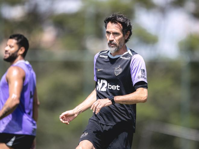 Técnico Eduardo Domínguez deve escalar os titulares para enfrentar o Juventud do Uruguai