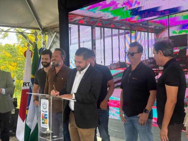 Bruno Morato, prefeito de Santana do Paraíso, assinou o alvará para construção dos hangares junto aos concessionários