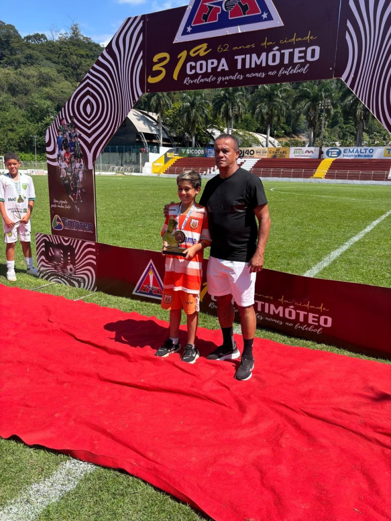 O artilheiro do Sub-12 Bernardo Luiz (Tigres), com 7 gols, recebeu o troféu das mãos do ex-atleticano Sérgio Araújo 