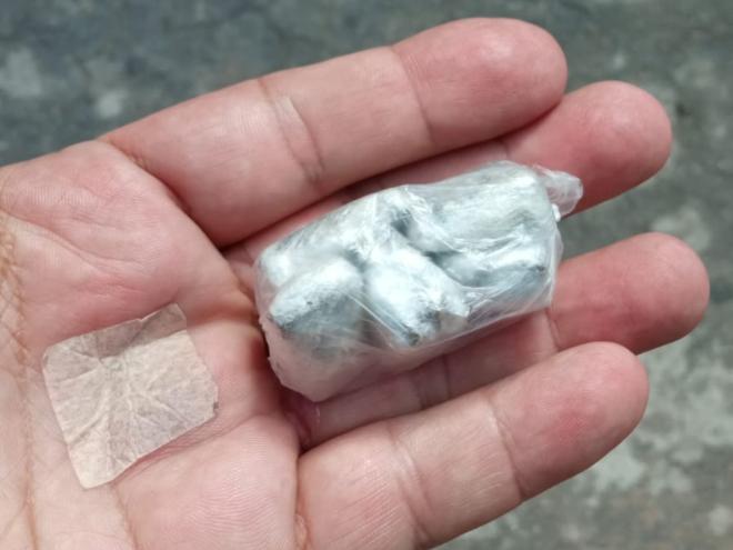 Material recolhido com o traficante nas imediações da escola pública 