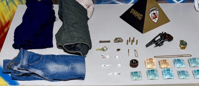 Quatro homens presos, arma, drogas e moto adulterada apreendidas em Ipatinga