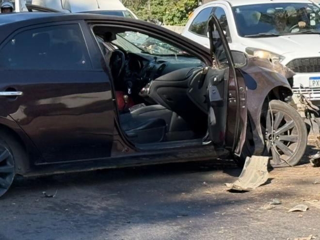 Kia Cerato ficou com a parte dianteira bem danficada