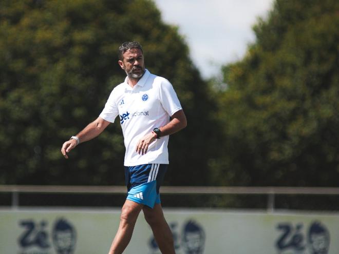  Técnico Artur Jorge tem a missão de vencer o duelo no Mineirão