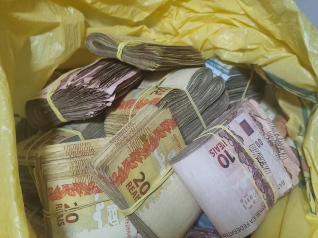 Dinheiro apreendido em residências de criminosos alvos da operação K9