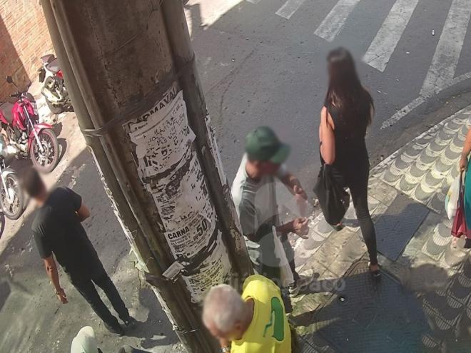 Imagem de câmera de segurança mostra que idoso foi alvo de quatro marginais, dentre eles, três homens e uma mulher 