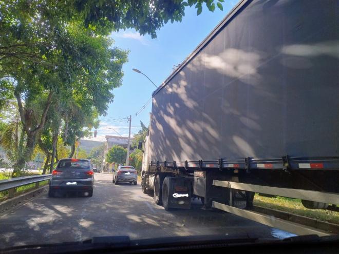 Com proibição de estacionar no entorno do Campo do Itamarati, caminhões migraram para o outro lado da avenida, atrapalhando o fluxo de veículos perto do semáforo